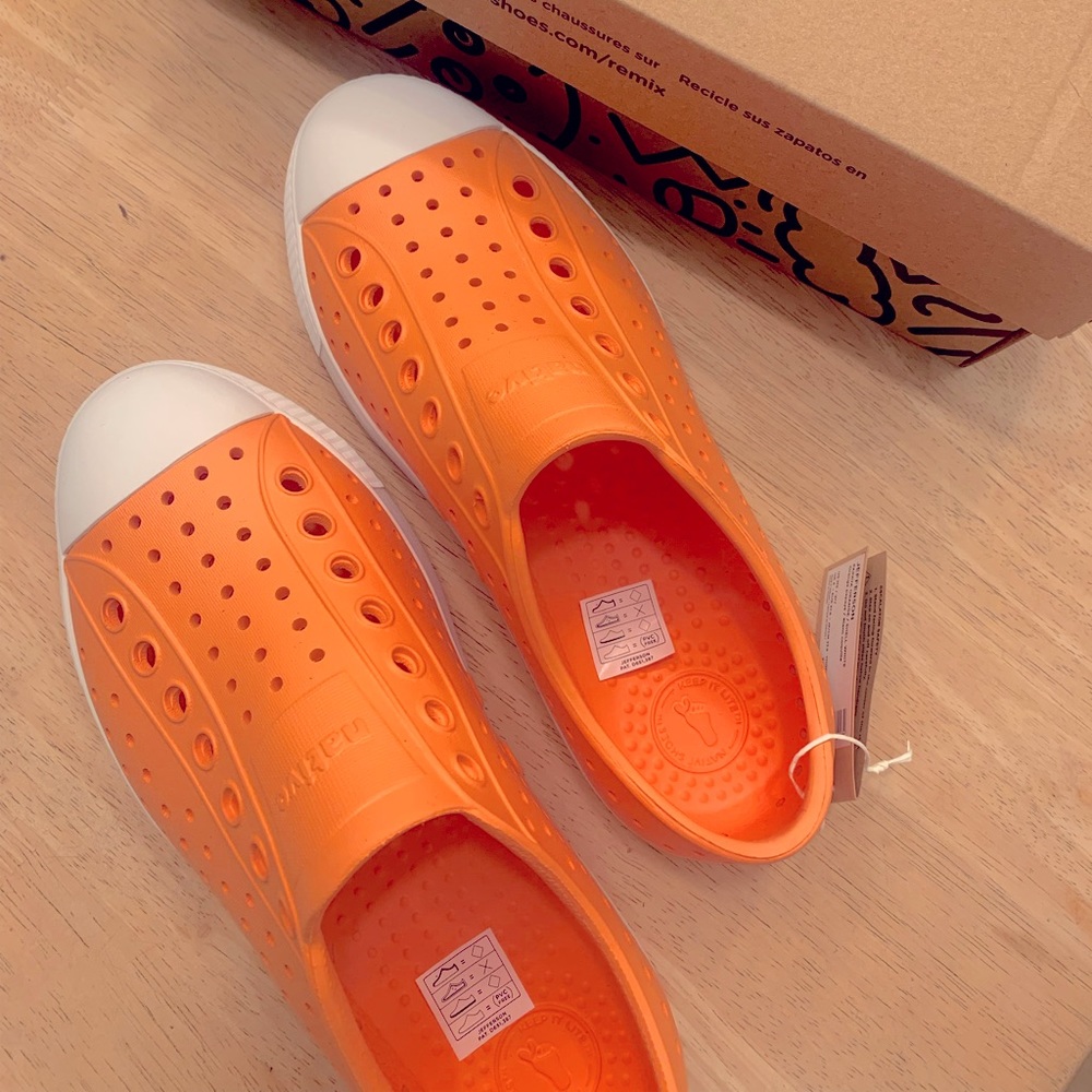 NWT Native Shoes Jefferson - Papaya Orange/Shell White 7W/5M